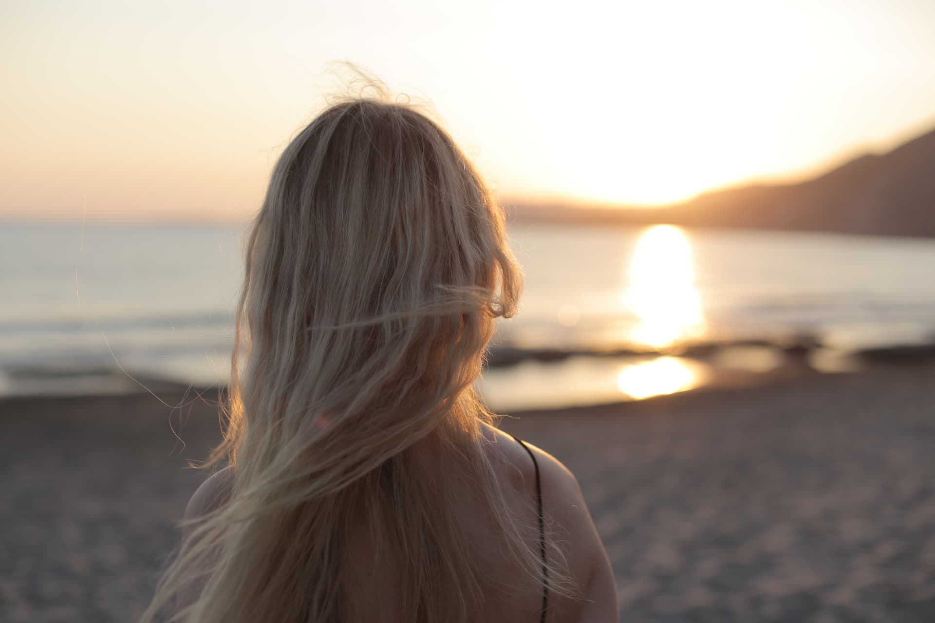 Stille øyeblikk mot havet i solnedgang